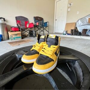 Air Jordon’s retro OG black and yellow style.